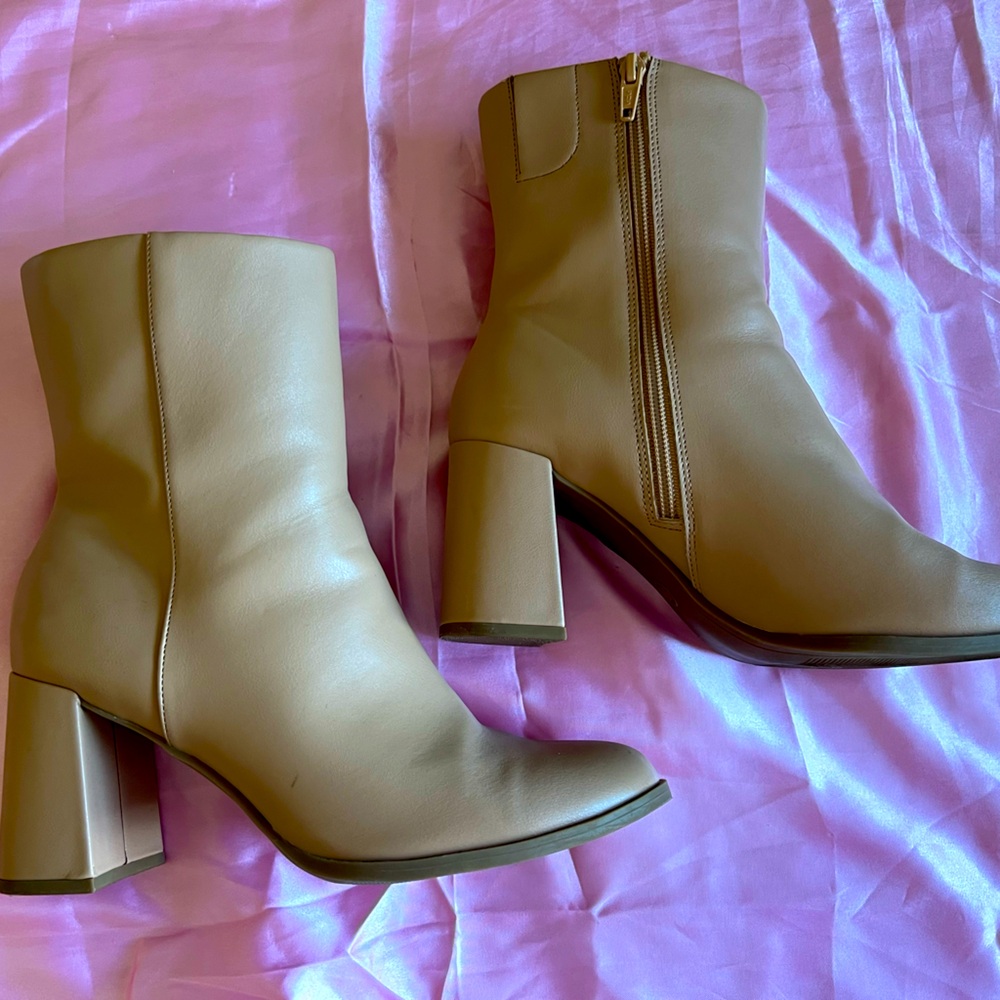 Tan heel boots size 9 1/2